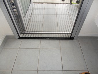 玄関にプリーツ網戸をお取り付け